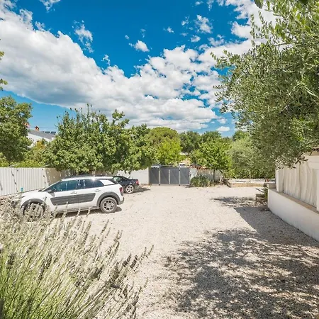 בית הארחה Martina Guest House-rooms פורץ