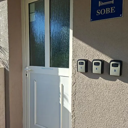 Martina Guest House-rooms בית הארחה 3*