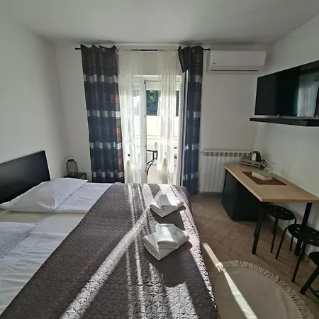 בית הארחה Martina Guest House-rooms פורץ