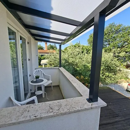 Martina Guest House-rooms 3* פורץ