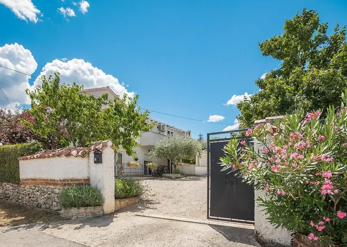 Martina Guest House-rooms Πανσιόν Πόρετς