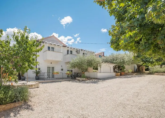 Martina Guest House-rooms 3* Πόρετς